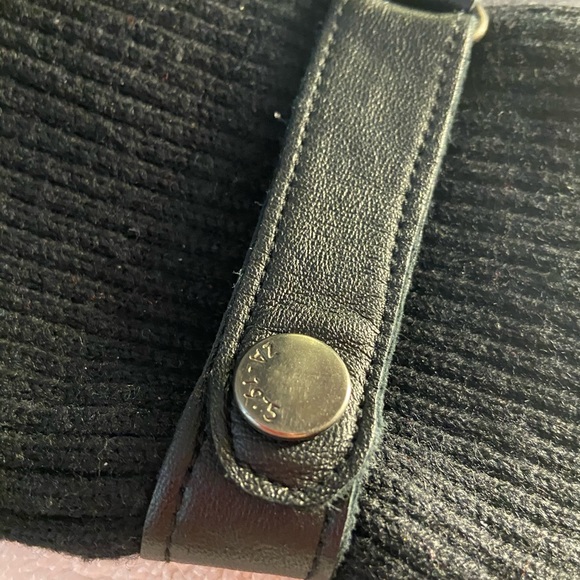 Gloves - Picture 3 of 5